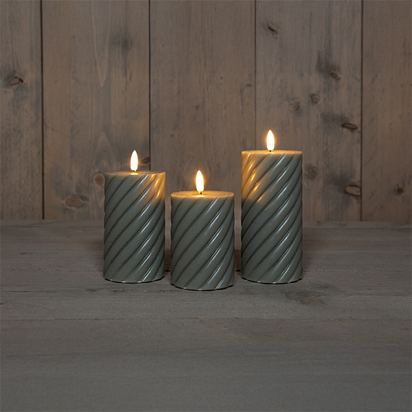 Anna Collection Led kaars voor buiten 7,5 x 10 cm, 12,5 cm, 15 cm | Olijfgroen | Swirl | 3D vlam | 3 stuks  LCO00447 - 1