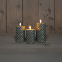 Anna Collection Led kaars voor buiten 7,5 x 10 cm, 12,5 cm, 15 cm | Olijfgroen | Swirl | 3D vlam | 3 stuks  LCO00447