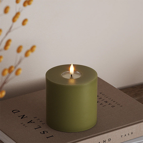 Led kaars 10 x 10  cm | Olive Green | 3D vlam | Deluxe HomeArt LDH00095 - 1
