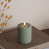 Led kaars 7,5 x 10 cm | Solid Stripe | Salvie groen | 3D vlam | Deluxe HomeArt LDH00605 - 1