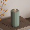 Led kaars 7,5 x 15 cm | Solid Stripe | Salvie groen | 3D vlam | Deluxe HomeArt LDH00607 - 1