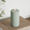 Led kaars 7,5 x 15 cm | Solid Stripe | Salvie groen | 3D vlam | Deluxe HomeArt LDH00607 - 2