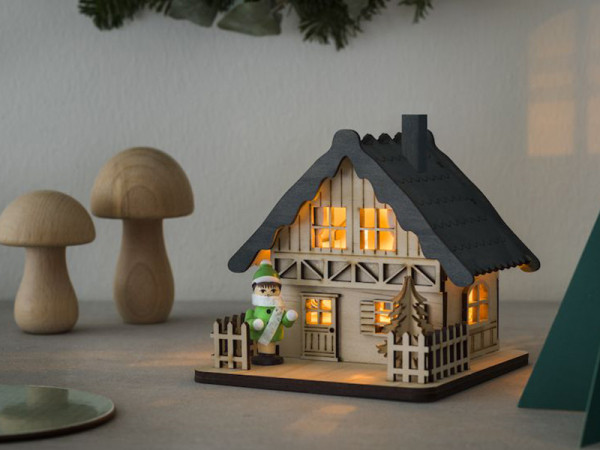 Konstsmide Kersthuisje hout | Skihut jongen met kerstboom op batterijen | Konstsmide  LKO00363 - 2