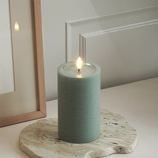 Led kaars 7,5 x 12,5 cm | Salvie groen | 3D vlam | Unique Candles LDH00671 - 1