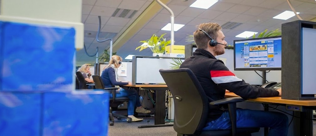 Medewerkers van de 123led klantenservice aan het werk